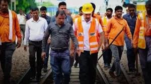 rahul gandhi-meets railway trackmen delhi 